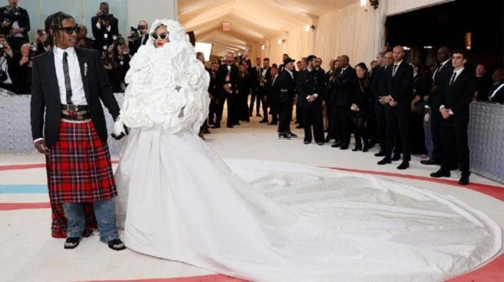 Rihanna'yı görebilene aşk olsun! MET Gala 2023'e ünlü isimlerin tarzı damga vurdu