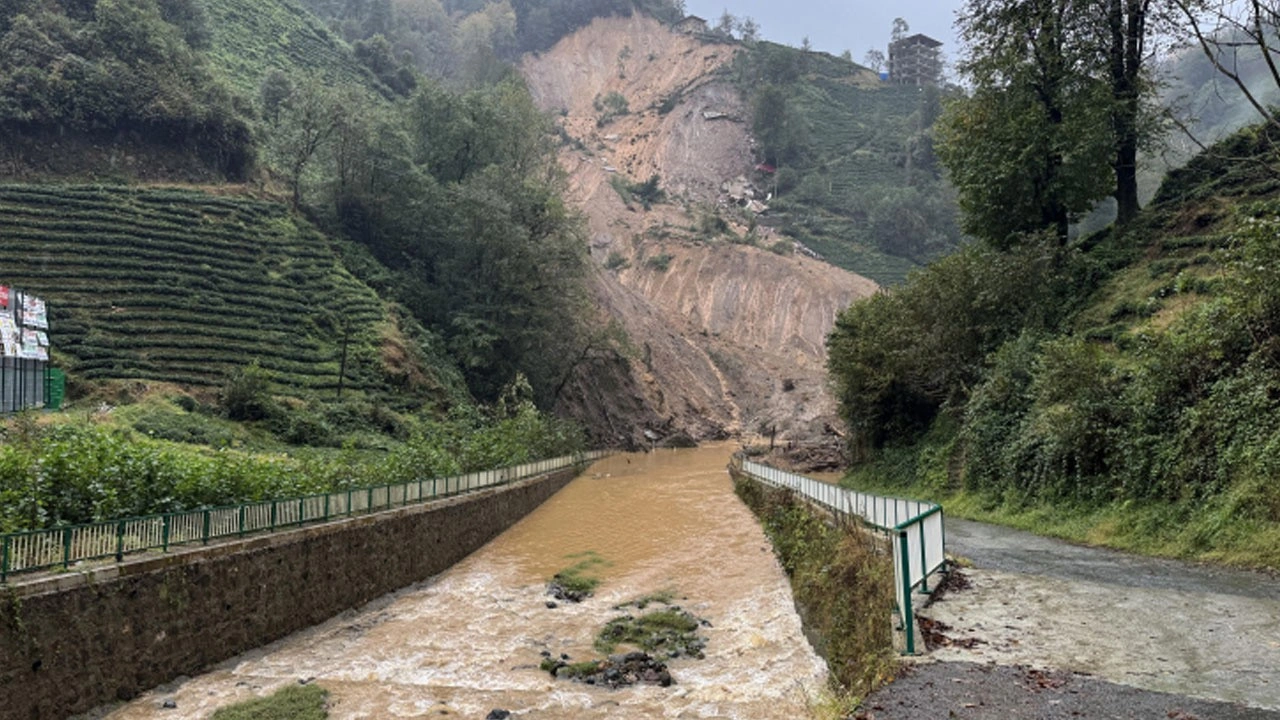 Rize'de sağanak: Derede su seviyesi yükseldi, heyelan oldu