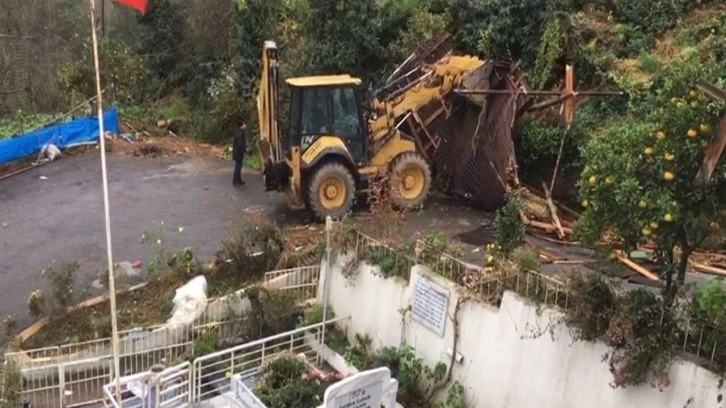 Rize’de fırtına çatıları uçurdu, araçlar zarar gördü