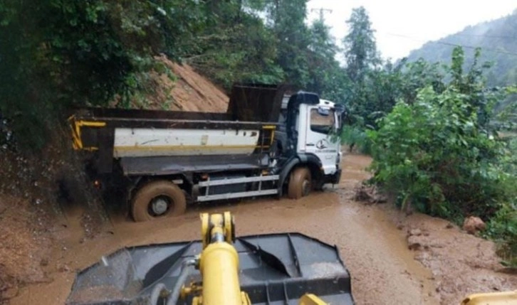 Rize'de heyelan nedeniyle 2 köy yolu ulaşıma kapandı