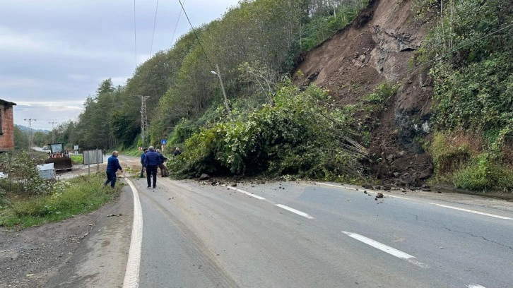 Rize’de heyelan nedeniyle yol ulaşıma kapandı