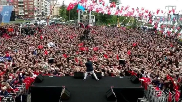 Rize'de miting alanı bir anda diskoya döndü, ortaya renkli görüntüler çıktı