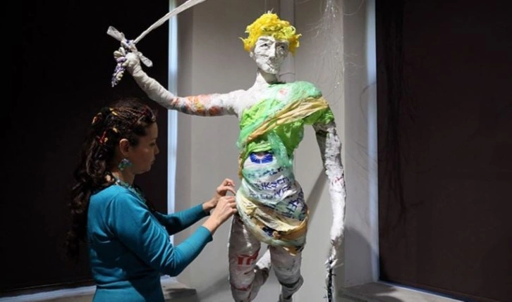 Rus sanatçı plastik heykelleriyle 'ekosisteme' dikkati çekiyor