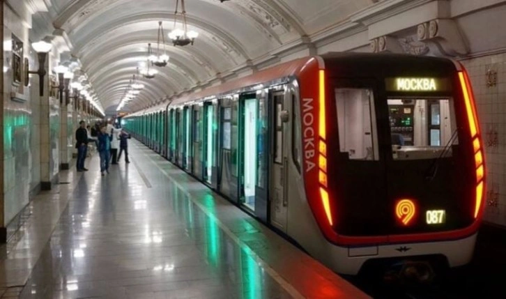 Rusya'da metroda telefonla konuştuğu için bıçaklandı