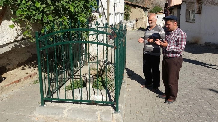 Rüyasında gördü 'oğlum burda evliya var' dendi! Sancı Tekkesi mezarı yol ortasında kaldı!