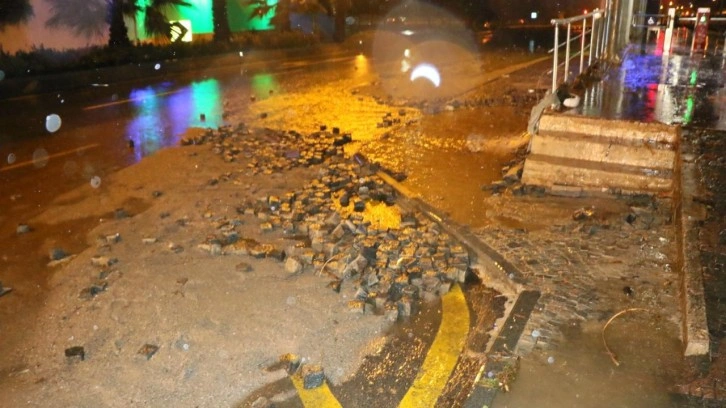 Sağanak yağış Samsun'u vurdu! Cadde ve sokaklar göle döndü