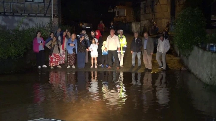 Sakarya'da dere 5 metre yükseldi, mahalleyi su bastı!