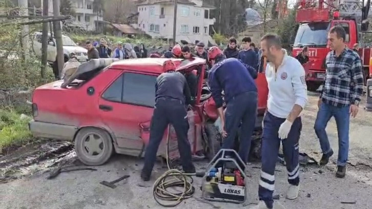 Sakarya'da iki otomobil kafa kafaya çarpıştı, 3 kişi yaralandı