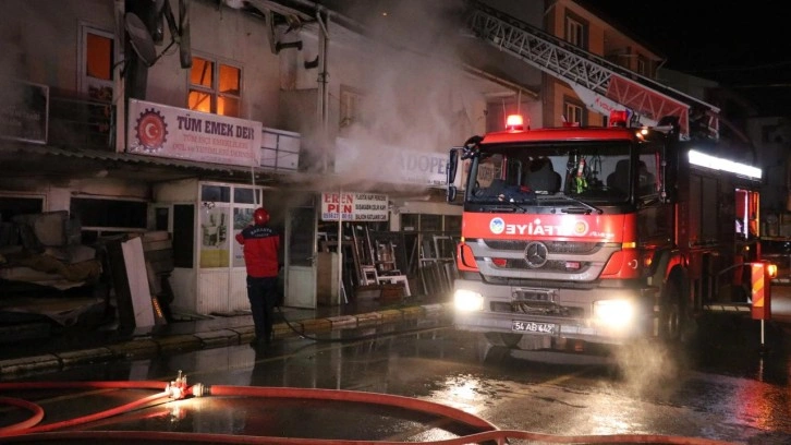 Sakarya’da yangında ev ve iş yerinde hasar oluştu