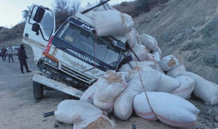 Saman yüklü kamyon devrildi: Baba öldü, oğlu yaralandı