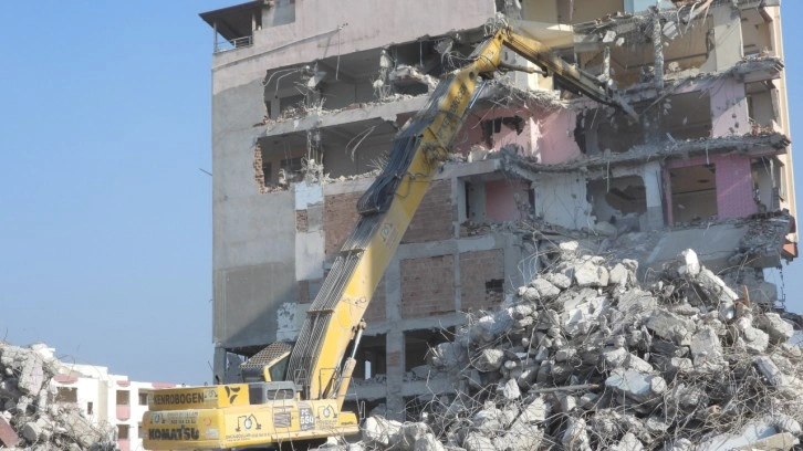 Samandağ’da depremden etkilenen binalar kontrollü olarak yıkılıyor