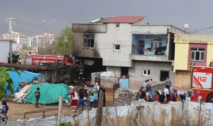 Samanlıkta çıkan yangın ahır ve eve sıçradı: 3 inek öldü