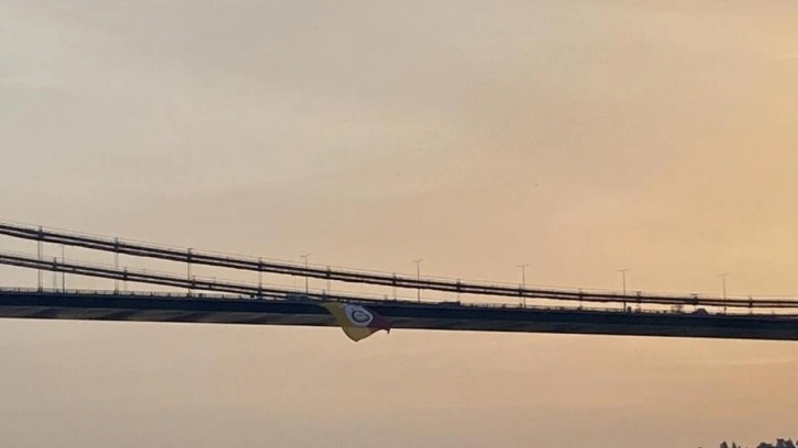 Şampiyon Galatasaray’ın bayrağı İstanbul Boğazı’nda dalgalandı