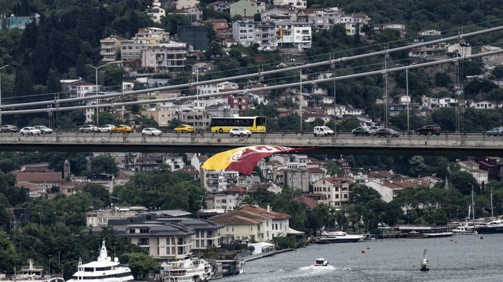 Şampiyon Galatasaray'ın bayrağı İstanbul Boğazı'nda!