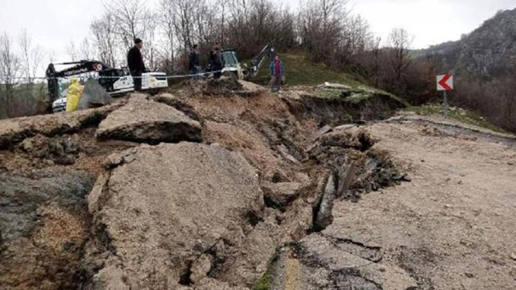 Samsun'da 3 mahalleyi birbirine bağlayan yol çöktü