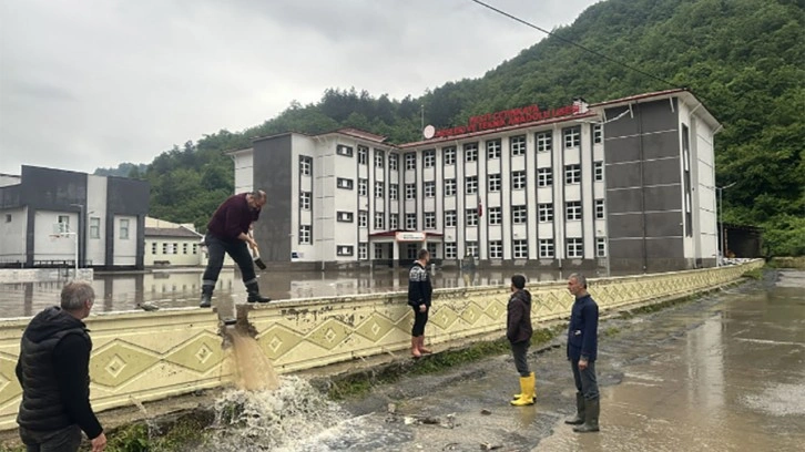 Samsun'da 4 ilçede okullar tatil edildi! Şiddetli yağış izin vermiyor...