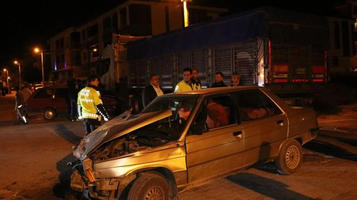 Samsun’da iki otomobil çarpıştı, 3 kişi yaralandı