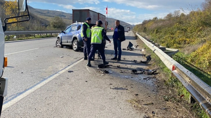 Samsun'da lastiği patlayan otomobil bariyerlere çarptı, yaralanan olmadı