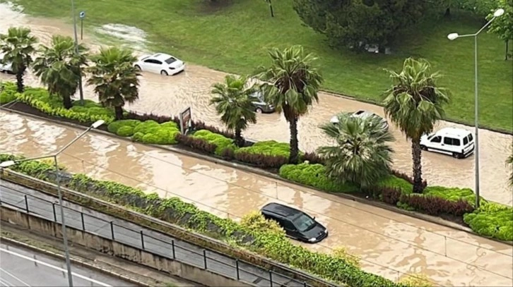 Samsun'u bir haftada 2. kez sel vurdu! Araçlar suya gömüldü, evleri su bastı