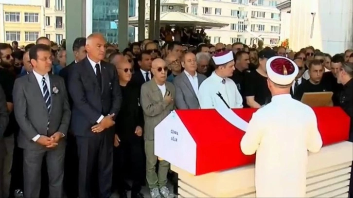 Sanatçı Özkan Uğur için Taksim Camii'nde cenaze namazı kılındı