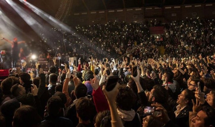 Sanatçılardan festival yasaklarına tepki: 'Gençlerden korkmayın'