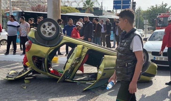 Şanlıurfa'da feci kaza: Ters dönen otomobilde sıkışan 2 kişi yaralandı