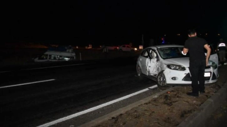 Şanlıurfa'da minibüs ile otomobil çarpıştı: 16 yaralı