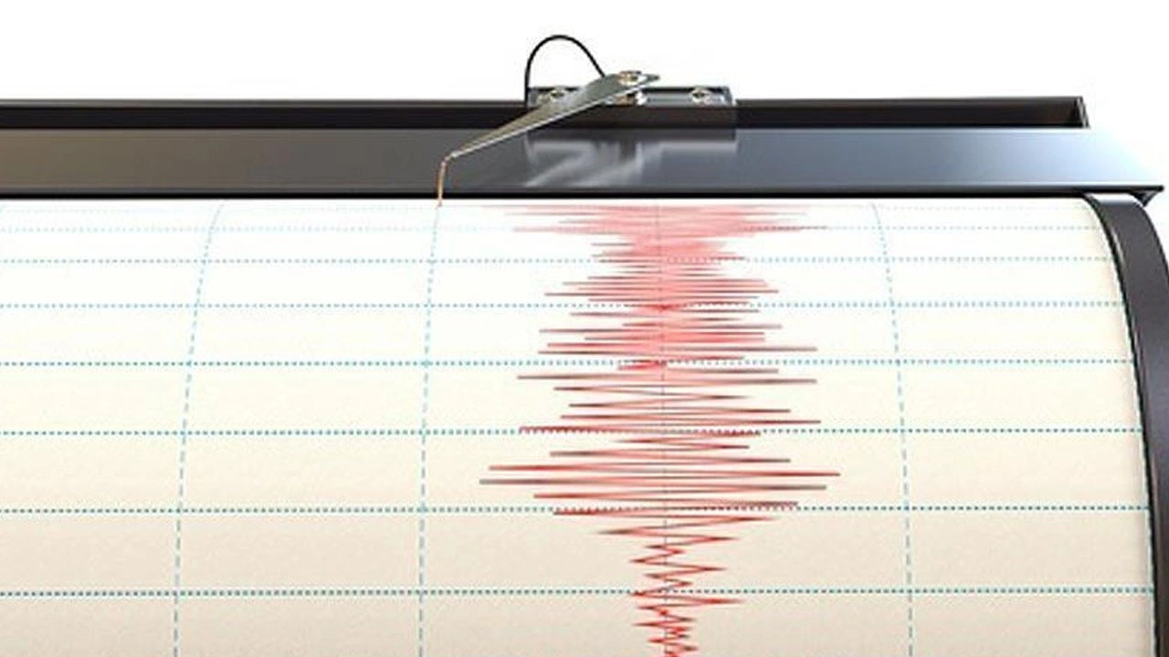 Santorini 'ıssız ada' oldu: Ege'de 12 günde 12 bin deprem