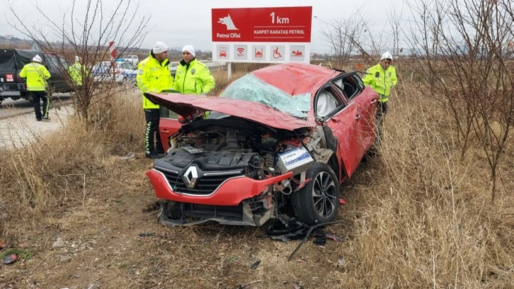 Şarampole devrilen otomobildeki 2 kişi yaralandı