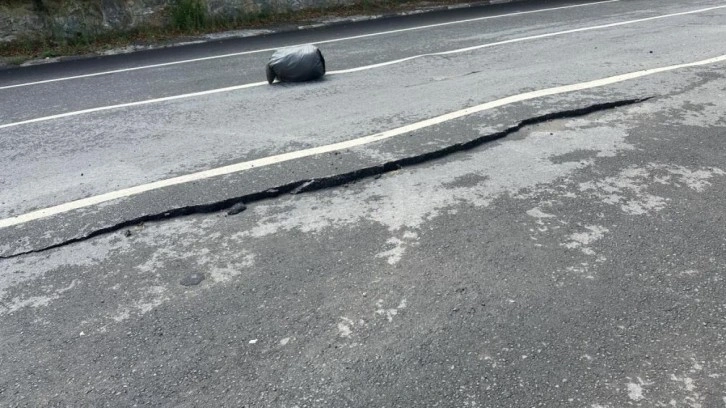 Sarıyer'de yol çöktü