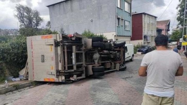 Sarıyer'de dar yokuşta virajı alamayan kamyonet devrildi