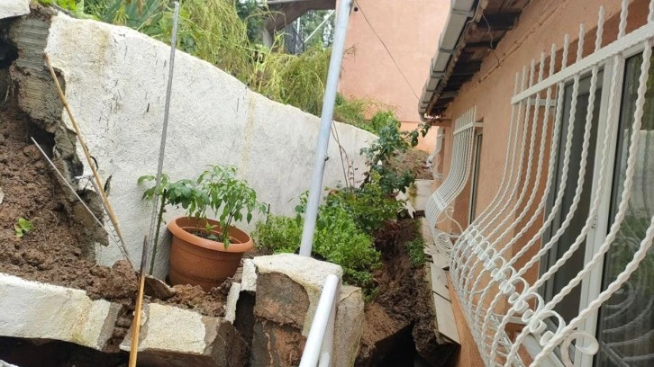 Sarıyer’de yol gecekondunun üzerine çöktü