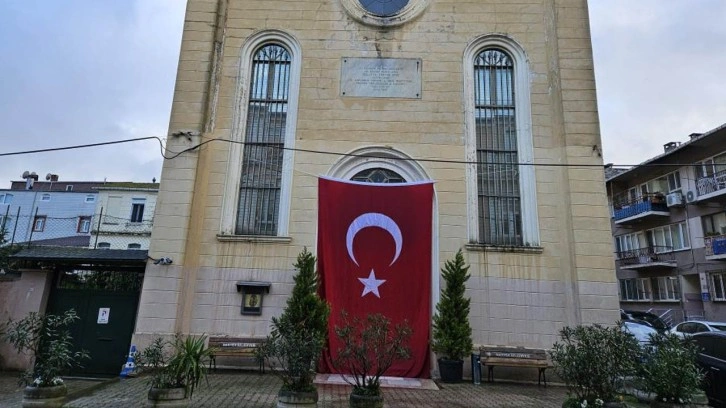 Sarıyer'deki saldırının düzenlendiği kiliseye Türk bayrağı asıldı