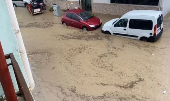 Şarköy'de dolu ve sağanak sonrası sokakları su bastı