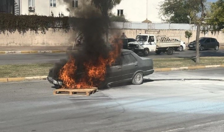 Satışı için notere götürecekti, yolda otomobili alev aldı