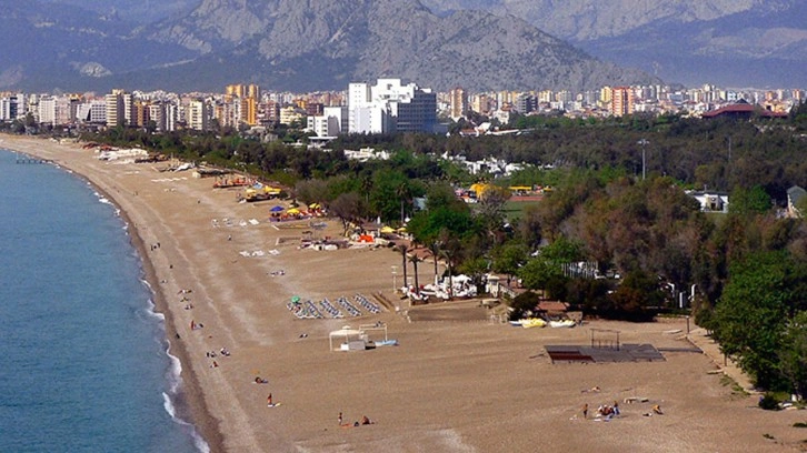 Savaştan kaçıp Antalya'da 80 daire satın aldı kendi yurttaşlarına kiraya verdi