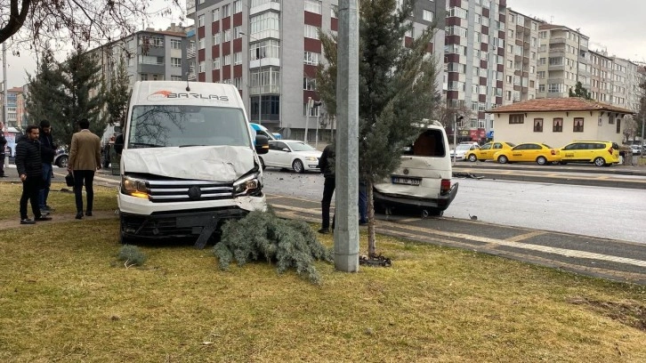 Savrulan aracın çarptığı yaya ağır yaralandı