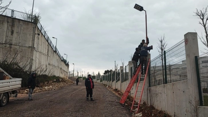 Şehir Hastanesi bağlantı yolu güneş enerjisi ile aydınlatılıyor