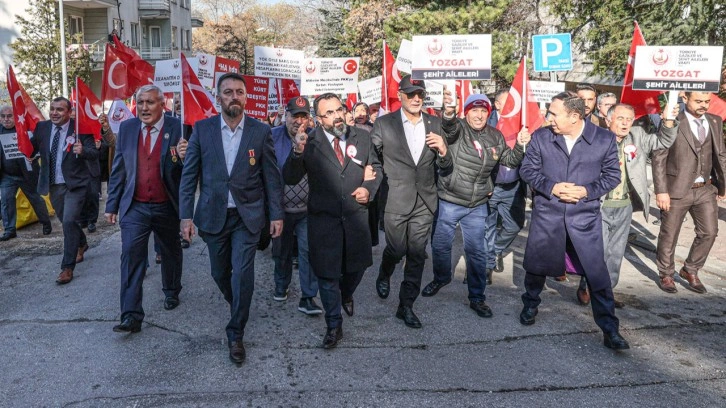 Şehit aileleri ve gazilerden DEM Parti önünde protesto!