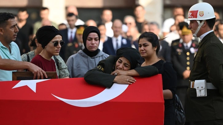 Şehit astsubayın cenazesi memleketine uğurlandı, eşi gözyaşlarına boğuldu