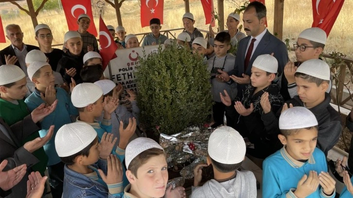 Şehit Fethi Sekin'in doğum gününde kabri başında Kur'an-ı Kerim okudular