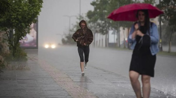 Sel tehlikesi bayramın 3. gününde de devam ediyor! Meteoroloji'den 6 ile sarı kodlu uyarı