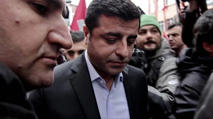 Selahattin Demirtaş, annesinin rahatsızlığı nedeniyle Diyarbakır'a götürüldü