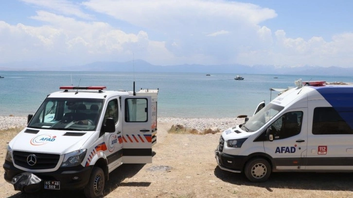 Serinlemek için Van Gölü'ne giren 3 arkadaştan 2'si boğuldu 1'i kayıp!