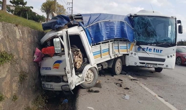 Servis midibüsü kamyonete çarptı: 4 yaralı