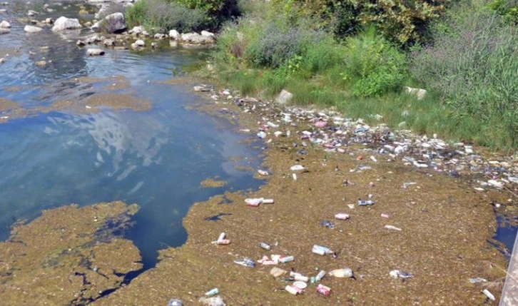 Seyhan Nehri, plastik, metal ve cam atıklarla çöplüğe döndü