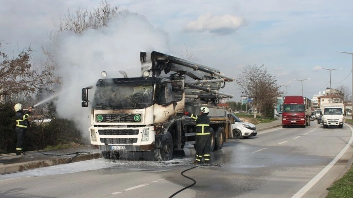 Seyir halindeki beton mikseri alev aldı!