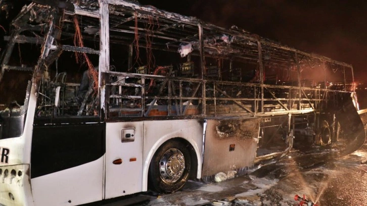 Seyir halindeki yolcu otobüsü kül oldu