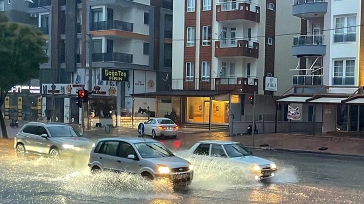 Şiddetli yağış etkili oluyor eğitime ara verildi