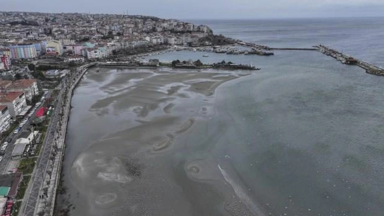 Silivri'de deniz suyu çekildi!